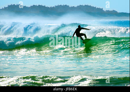 Surfer auf einer Welle Stockfoto