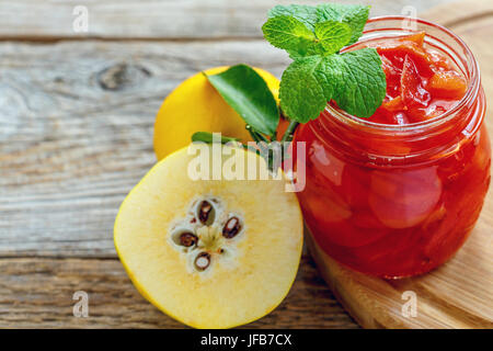 Quitten Marmelade im Glas und einem Zweig Minze. Stockfoto