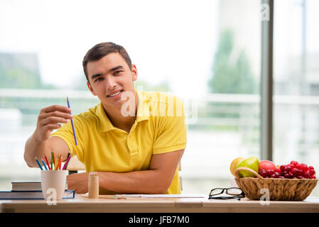 Junger Mann Zeichnung Bilder im studio Stockfoto