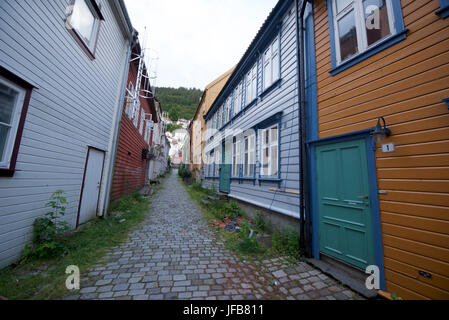 Eine schmale Seitenstraße in Bergen, Norwegen, Häuser an einem Berghang oberhalb der Stadt im Vorfeld. Stockfoto