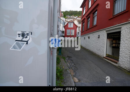 Graffiti an der Wand in einer Seitenstraße in Bergen, Norwegen. Stockfoto