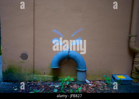 Graffiti an der Wand in einer Seitenstraße in Bergen, Norwegen. Stockfoto