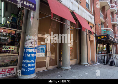 New York, NY 29. Juni 2017 - Duane Reade, auf Bleecker Street neu geschlossen. Die allgegenwärtige regionale pharmazeutischen Kette war bekannt dafür, dass ein Geschäft auf jedem Block in die Tri-State Area, sondern nach von Walgreens-Stiefel aufgekauft, Geschäfte haben angefangen sich zu schließen. Stockfoto