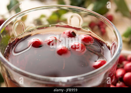 Getränk aus getrockneten Weißdorn-Beeren Stockfoto