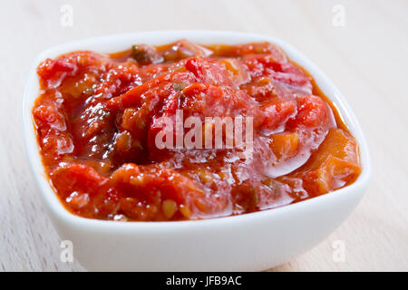 Keramische Schüssel mit Ajvar auf dem Tisch Stockfoto