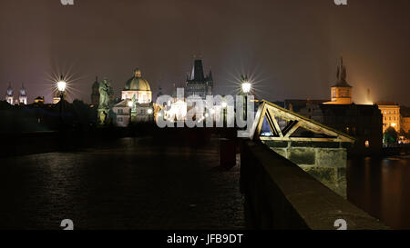 Auf der Karlsbrücke in Prag bei Nacht Stockfoto