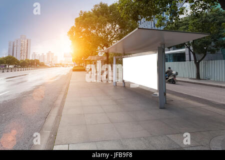 Leere plakatwand an einer Bushaltestelle Stockfoto