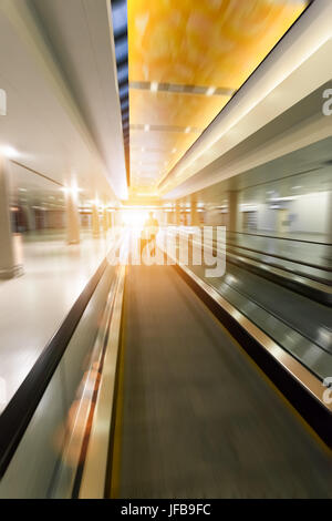 Fahrtreppe in Flughafen Stockfoto