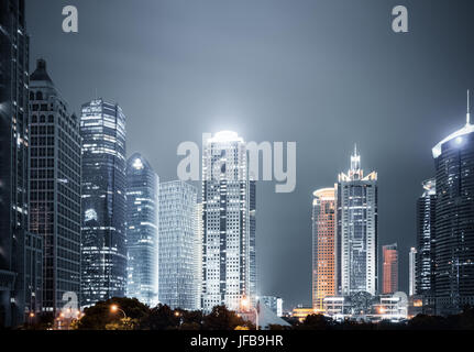 Shanghai moderne Gebäude bei Nacht Stockfoto