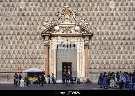 Die rustikale Quadersteinen Diamant Projektionen machen die Fassade von der Kirche von Gesù Nuovo ungewöhnlich - Neapel, Kampanien, Italien Stockfoto