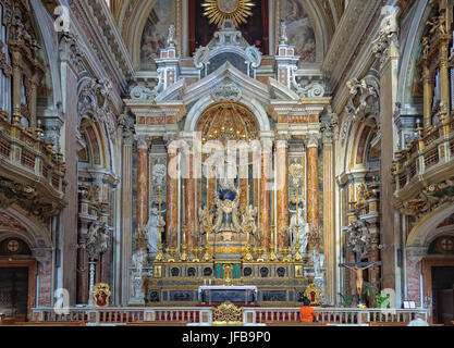 Die Apsis und der Hauptaltar der Kirche Gesù Nuovo mit der majestätischen Statue der Jungfrau ruht auf einem großen Globus in der Mitte - Neapel, Campan Stockfoto