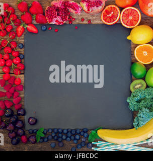 Frische Früchte und Beeren Sommer essen Rahmen mit Textfreiraum, Retro-getönt Stockfoto