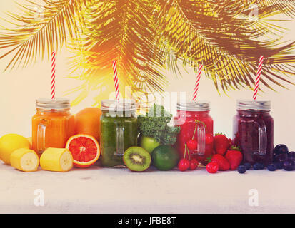 Smoothy Getränke in Gläsern mit Zutaten auf weißen Tisch unter Plam Baum, Retro-getönt Stockfoto