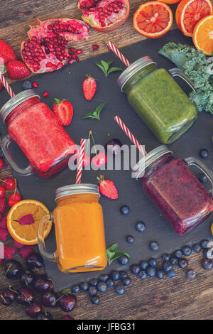 Frische Smoothies trinken mit Speisekarte close up, Retro, die getönten Gläser Stockfoto