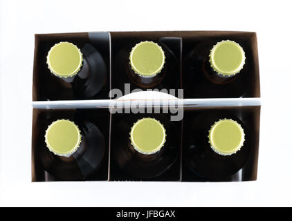 Sechs Flaschen Bier mit Kappen Frontkamera Stockfoto