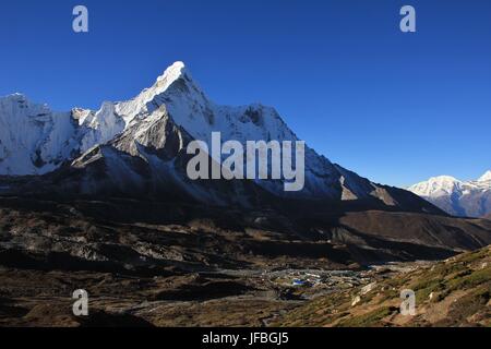 Schneebedeckte Ama Dablam und Chukhung Tal Stockfoto