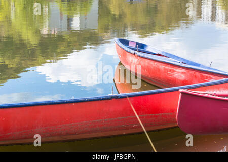 Drei leere rote Kanus Stockfoto