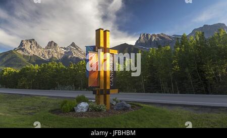 Welcome Road Schild City of Canmore mit Three Sisters Mountain Scenic Landscape View auf Skyline, in der Nähe des Banff National Park, Alberta, Kanada Stockfoto