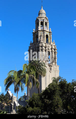 Das historische Wahrzeichen der Balboa Park in San Diego, Kalifornien, erhebt sich der Kalifornien-Turm vor blauem Himmel, umgeben von Palmen; im Jahre 1915 erbaut. Stockfoto