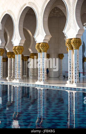 Schöne Galerie der berühmten Sheikh Zayed weiße Moschee in Abu Dhabi, Vereinigte Arabische Emirate. Reflexionen Stockfoto