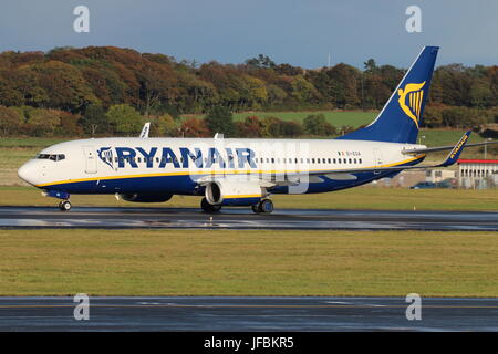 EI-EGA, eine Boeing 737-8AS von Ryanair auf dem Flughafen Prestwick International Airport in Ayrshire betrieben. Stockfoto