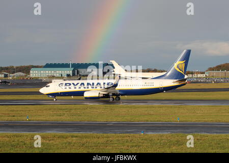 EI-EGA, eine Boeing 737-8AS von Ryanair auf dem Flughafen Prestwick International Airport in Ayrshire betrieben. Stockfoto