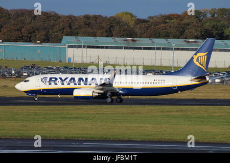 EI-EGA, eine Boeing 737-8AS von Ryanair auf dem Flughafen Prestwick International Airport in Ayrshire betrieben. Stockfoto