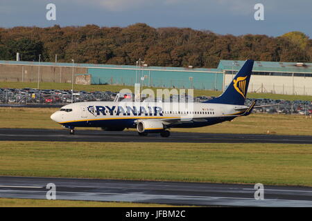 EI-EGA, eine Boeing 737-8AS von Ryanair auf dem Flughafen Prestwick International Airport in Ayrshire betrieben. Stockfoto