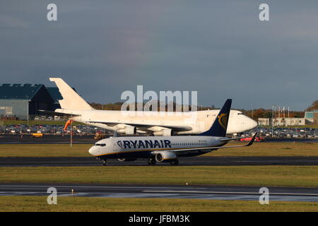 EI-EGA, eine Boeing 737-8AS von Ryanair auf dem Flughafen Prestwick International Airport in Ayrshire betrieben. Stockfoto