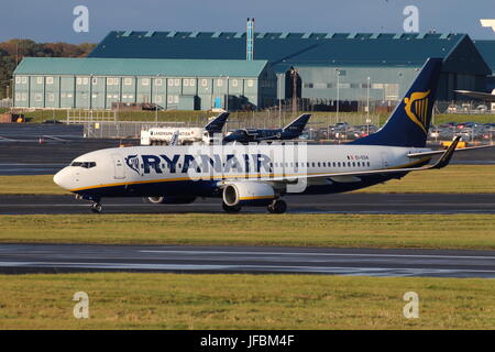 EI-EGA, eine Boeing 737-8AS von Ryanair auf dem Flughafen Prestwick International Airport in Ayrshire betrieben. Stockfoto