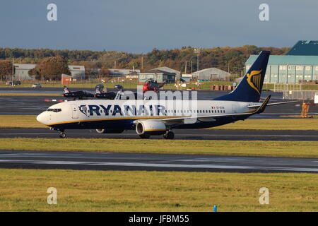 EI-EGA, eine Boeing 737-8AS von Ryanair auf dem Flughafen Prestwick International Airport in Ayrshire betrieben. Stockfoto