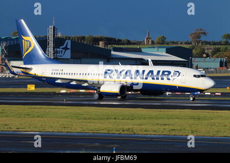 EI-EGA, eine Boeing 737-8AS von Ryanair auf dem Flughafen Prestwick International Airport in Ayrshire betrieben. Stockfoto