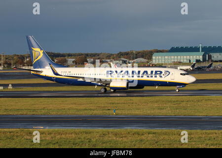 EI-EGA, eine Boeing 737-8AS von Ryanair auf dem Flughafen Prestwick International Airport in Ayrshire betrieben. Stockfoto