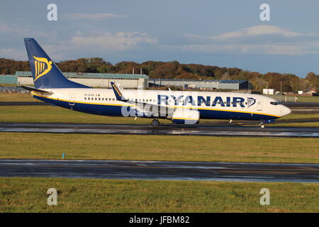 EI-EGA, eine Boeing 737-8AS von Ryanair auf dem Flughafen Prestwick International Airport in Ayrshire betrieben. Stockfoto