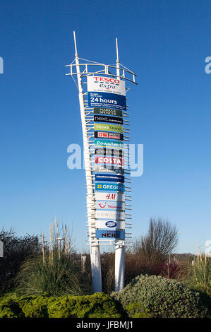 Großes Schild am Eingang zu einem Einkaufszentrum mit den Markennamen der Geschäfte dort gefunden. Stockfoto