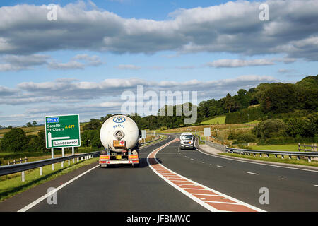 LKW-fahren durch die Landschaft in Wales - A477 Stockfoto