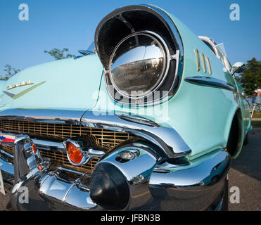 Ein akribisch restauriertes und klassisches Babyblau 1957 Chevrolet Bel-Air American Auto auf einer Community Car Show Stockfoto