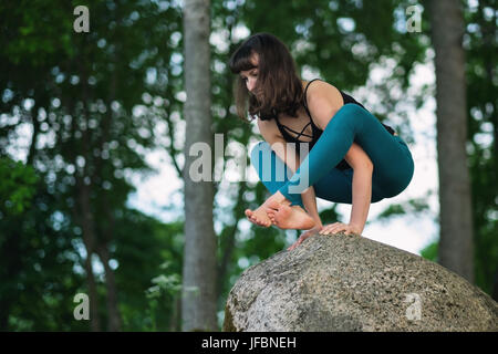 Seitenansicht des kaukasischen Yoga zu praktizieren, stehend in der hand Balance Übung, Bakasana pose Stockfoto