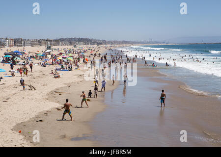 Leute genießen, Segeln, Surf, Sand, Meer und Sonnenschein am Venice Beach. Stockfoto