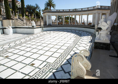 Die Neptune Pool an Hearst Castle, leer für Restaurierung, wird durch eine Sitzecke und Skulpturen umgeben. Stockfoto