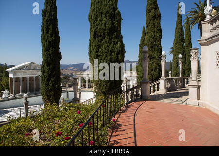 Die Neptune Pool und Veranda an Hearst Castle sind mit Bäumen und Pflanzen angelegt. Stockfoto