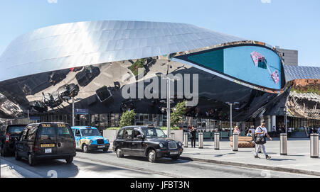 Taxistand vor neuen St Station, Birmingham, UK, Taxis, Menschen, Reflexionen von Menschen in die All Bar One, Fußgänger und Menschen betreten/verlassen der Stockfoto