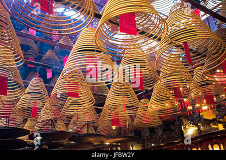 Weihrauch, brennen in den Man Mo Tempel, der berühmteste taoistische Tempel in Hong Kong China Stockfoto