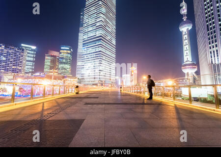 Shanghai Stadtbild auf der Fußgängerbrücke Stockfoto