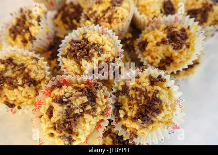 Traditionelle Cookies für Eid-Feier. Bild unscharf Stockfoto