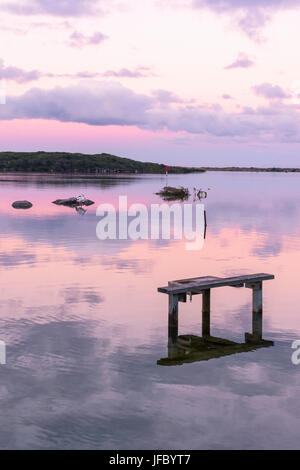 Sonnenuntergang über einen Fisch Reinigungsstation in den seichten Gewässern der Hardy-Inlet, Augusta Town, Western Australia Stockfoto