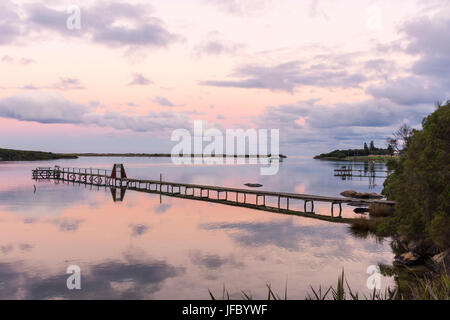 Sonnenuntergang über einen eigenen Bootsanleger in den seichten Gewässern der Hardy-Inlet, Augusta, Western Australia Stockfoto