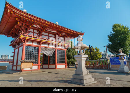 Saidaimon (Westtor) im Shitennoji-Tempel in Osaka, Japan Stockfoto