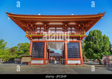 Saidaimon (Westtor) im Shitennoji-Tempel in Osaka, Japan Stockfoto