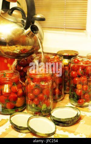 Prozess der Konservierung von Tomaten in Töpfen Stockfoto